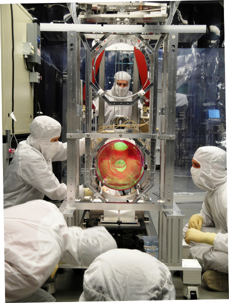 Equipo del laboratorio LIGO ajustando la suspensión de un sistema óptico