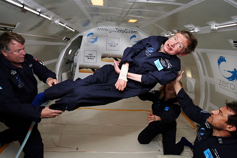  Stephen Hawking (centro) experimenta gravedad cero durante un vuelo a bordo de un avión Boeing 727 modificado, propiedad de la Zero Gravity Corporation | Crédito: Jim Campbell/NASA